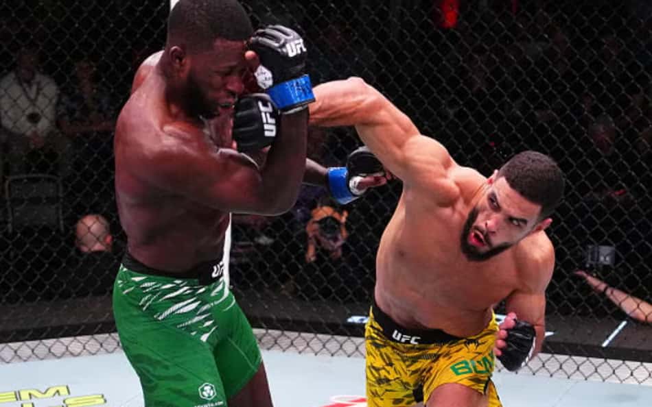 Pular para o conteúdo principal UFC NOTÍCIAS Main navigation Eventos Próximos Passados Ingressos Rankings Atletas Todos os atletas Livro de Recordes NOTÍCIAS UFC UFC FANTASY Conecte-se Newsletter EA Sports UFC 5 ONDE ASSISTIR UFC Fight Pass LOJA Conduct a search When autocomplete results are available, use up and down arrows to review and enter to select. Clear Submit AnteriorPróximo Resultados Gabriel Bonfim nocauteia Randy Brown na luta principal do UFC Vegas 111 Raoni Barcelos, Jacqueline Cavalcanti e Denise Gomes foram os outros brasileiros que saíram vitoriosos no card deste sábado (8), em Las Vegas Por Equipe UFC • 09.11.25 Em sua primeira luta principal no Ultimate, o brasileiro Gabriel Bonfim conquistou um nocaute brutal sobre o jamaicano Randy Brown e consolidou sua ascensão na divisão dos meio-médios, anotando o quarto triunfo seguido no UFC Vegas 111, realizado neste sábado (8), no UFC Apex, em Las Vegas. Outros três brasileiros também se destacaram no card: o peso-galo Raoni Barcelos protagonizou um empolgante duelo diante do norte-americano Ricky Simon e conquistou o triunfo por decisão unânime. A peso-galo Jacqueline Cavalcanti defendeu sua invencibilidade na organização ao bater a ex-desafiante Mayra Sheetara, também por pontos. Ainda no card preliminar, a peso-palha Denise Gomes mostrou que pode alcançar voos ainda mais altos no Top 15 ao superar a norte-americana Tecia Pennington, por decisão unânime, e anotar o quarto resultado positivo consecutivo. Confira abaixo os resultados do card e reveja todas as lutas no UFC Fight Pass. Gabriel Bonfim venceu Randy Brown na luta principal do UFC Vegas 111. (Foto por Jeff Bottari/Zuffa LLC) Resultados | UFC Vegas 111: Bonfim x Brown Sábado, 8 de Novembro - UFC Apex, Las Vegas Card Principal Gabriel Bonfim venceu Randy Brown por nocaute a 1m40s do 2° round Joseph Morales venceu Matt Schnell por finalização (guilhotina) aos 2m54s do 1° round Uros Medic venceu Muslim Salikhov por nocaute técnico a 1m03s do 1° round Chris Padilla venceu Ismael Bonfim por nocaute técnico aos 4m30s do 2° round Christian Leroy Duncan venceu Marco Túlio por nocaute aos 3m20s do 2° round Card Preliminar Jamall Emmers venceu Hyder Amil por decisão unânime (30-27, 29-27, 30-27) Raoni Barcelos venceu Ricky Simon por decisão unânime (29-28, 29-28, 29-28) Jacqueline Cavalcanti venceu Mayra Sheetara por decisão unânime (30-27, 30-27, 29-28) Josh Hokit venceu Max Gimenis por nocaute técnico a 56s do 1° round Denise Gomes venceu Tecia Pennington por decisão unânime (30-27, 30-27, 30-27) Daniel Marcos venceu Miles Johns por finalização (mata-leão) aos 4m23s do 2° round Zach Reese venceu Jackson McVey por finalização (mata-leão) a 1m38s do 2° round Gabriel Bonfim nocauteia Randy Brown no 2° round Gabriel Bonfim venceu Randy Brown na luta principal do UFC Vegas 111. (Foto por Jeff Bottari/Zuffa LLC) Em sua primeira luta principal no Ultimate, o brasileiro Gabriel “Marretinha” Bonfim entregou um impressionante cartão de visitas ao nocautear o jamaicano Randy Brown, ainda no 1° round, fechando o card do UFC Vegas 111. Diante de um rival com maior envergadura, Bonfim adotou a estratégia de usar bastante os chutes baixos, para minar a movimentação do jamaicano, e mostrar precisão nos golpes de encontro. Após uma primeira parcial com sucesso em sua tática, “Marretinha” acertou uma joelhada certeira de rara felicidade em uma tentativa de aproximação do seu rival e levou Brown à knockdown. Com Randy no solo, Bonfim precisou de mais um ou dois socos para obrigar o árbitro a interromper o duelo e anotar a quarta vitória consecutiva de Gabriel na organização. Atual 14° colocado no ranking dos meio-médios, o brasileiro segue com sua ascensão impressionante na organização e começa a sonhar com uma vaga no Top 10 até 77 Kg. O brasileiro Gabriel Bonfim fala no Octógono após a vitória por nocaute sobre Randy Brown na luta principal do UFC Vegas 111! Joseph Morales finaliza Matt Schnell no 1° round Joseph Morales venceu Matt Schnell no card principal do UFC Vegas 111. (Foto por Jeff Bottari/Zuffa LLC) O peso-mosca Joseph Morales deu início a sua segunda passagem na organização disposto a mostrar que pode alcançar a elite da divisão peso-mosca. No card principal do UFC Vegas 111, o campeão do The Ultimate Fighter 33 não tomou conhecimento do norte-americano Matt Schnell e finalizou o seu rival de forma rápida em pouco mais de dois minutos. Conhecido pelo seu jiu-jítsu de alto nível, Morales rapidamente derrubou seu rival e tentou encaixar uma kimura. Após Schnell defender a primeira tentativa, Joseph foi para a guilhotina e acertou de forma rápida a posição, obrigando o veterano a dar os três tapinhas. Aos 31 anos, Morales anota a sua oitava vitória por finalização e eleva o seu cartel para 14-2, mostrando que possui condições de disputar posição com os principais nomes da divisão até 57 Kg. Uros Medic nocauteia Muslim Salikhov no 1° round Uros Medic venceu Muslim Salikhov no card principal do UFC Vegas 111. (Foto por Jeff Bottari/Zuffa LLC) O sérvio Uros Medic precisou de pouco mais de um minuto para nocautear o russo Muslim Salikhov e anotar sua segunda vitória consecutiva na divisão dos meio-médios. Ainda no início do confronto, Medic conectou um direto de encontro que explodiu no rosto de Salikhov e levou o russo à knockdown. Na sequência o sérvio seguiu golpeando o seu oponente, até o árbitro interromper e dar números finais ao duelo. Conhecido pelo seu poder de nocaute, Medic é terceiro atleta em atividade com mais triunfos por este método (6) desde 2021, perdendo apenas para Alex Poatan e Steve Garcia. Em nove lutas na organização, o lutador sérvio ostenta o retrospecto de 6-3, consolidando-se como um dos nomes em ascensão na divisão até 77 Kg. Chris Padilla nocauteia Ismael Bonfim no 2° round Chris Padilla venceu Ismael Bonfim no card principal do UFC Vegas 111. (Foto por Jeff Bottari/Zuffa LLC) O norte-americano Chris Padilla segue com sua impressionante ascensão na organização ao nocautear o brasileiro Ismael Bonfim no card principal do UFC Vegas 111. Após mostrar os cotovelos na pesagem oficial, numa amostra do que viria neste sábado (8), “Taco” mostrou o poder dessa sua arma no Octógono. O norte-americano castigou Bonfim com golpes na curta distância, alternando ataques na linha de cintura e no rosto de “Marreta”. No 2° round, Padilla conectou uma cotovelada certeira de encontro que derrubou Bonfim. O brasileiro foi ao solo e não conseguiu se defender da chuva de socos e cotoveladas recebidas na sequência e forçou o árbitro a interromper o confronto, aumentando seu retrospecto na organização para 4-0. Christian Leroy Duncan nocauteia Marco Túlio no 2° round Christian Leroy Duncan venceu Marco Tulio no card principal do UFC Vegas 111. (Foto por Jeff Bottari/Zuffa LLC) O inglês Christian Leroy Duncan fechou 2025 com 100% de aproveitamento ao anotar sua terceira vitória consecutiva com um nocaute brutal sobre o brasileiro Marco Túlio, na abertura do card principal do UFC Vegas 111. Mostrando mais velocidade e potência nos golpes desde os primeiros segundos de luta, o “CLD” deixou seu rival desconfortável na trocação e obrigou Marco a buscar as quedas e a luta agarrada na primeira parcial. No round seguinte, o inglês voltou mais esperto nas defesas e rapidamente conectou um soco giratório que explodiu em cheio no rosto de Matuto e o fez balançar. Duncan capitalizou o momento, foi para a blitz e emendou mais alguns socos até Marco Tulio cair apagado e o árbitro interromper o combate. Com cinco triunfos em suas últimas seis lutas, Christian se prontifica a uma possível vaga no Top 15 do peso-médio na próxima atualização do ranking. Jamall Emmers vence Hyder Amil por decisão unânime Jamall Emmers venceu Hyder Amil no card preliminar do UFC Vegas 111. (Foto por Jeff Bottari/Zuffa LLC) O peso-pena Jamall Emmers anotou sua segunda vitória consecutiva na organização ao superar Hyder Amil, por decisão unânime, no encerramento do card preliminar do UFC Vegas 111. Disposto a não sofrer sustos, Emmers investiu nas quedas e no controle posicional para anular qualquer investida do seu rival. No solo, Jamall se mostrou rápido nas transições, chegando a encaixar algumas finalizações, que por pouco não encerraram o confronto. Ao fim dos 15 minutos, as papeletas foram abertas e os três juízes laterais marcaram o triunfo de Jamall, de forma unânime, elevando o cartel do norte-americano para 22-8. Raoni Barcelos vence Ricky Simon por decisão unânime Raoni Barcelos venceu Ricky Simon no card preliminar do UFC Vegas 111. (Foto por Jeff Bottari/Zuffa LLC) O brasileiro Raoni Barcelos segue vivendo um grande momento na organização. No card preliminar do UFC Vegas 111, o peso-galo superou o norte-americano Ricky Simon, por decisão unânime, em um confronto que empolgou o público no UFC Apex. Em um duelo altamente equilibrado, os dois atletas trocaram golpes de forma franca por boa parte dos 15 minutos. Com 69 ataques significativos conectados e 1 queda conquistada, Raoni mostrou que, mesmo aos 38 anos de idade, ainda pode disputar com os principais nomes da divisão até 61 Kg. O lutador carioca anota o seu quarto triunfo consecutivo no Octógono, terceira maior marca ativa da categoria, e segue sem saber o que é derrota desde agosto de 2023. Mostrando evolução em seus talentos e um bom preparo físico, Raoni prova que ainda está longe de pensar em aposentadoria e termina 2025 como um dos nomes mais quentes da divisão peso-galo. O brasileiro Raoni Barcelos fala no Octógono após a vitória por decisão unânime sobre Ricky Simon no UFC Vegas 111! Jacqueline Cavalcanti vence Mayra Sheetara por decisão unânime Jacqueline Cavalcanti venceu Mayra Sheetara no card preliminar do UFC Vegas 111. (Foto por Jeff Bottari/Zuffa LLC) Dando continuidade ao card preliminar do UFC Vegas 111, a luso-brasileira Jacqueline Cavalcanti venceu a ex-desafiante Mayra Sheetara em duelo pela divisão peso-galo. O duelo transcorreu todo na trocação com Cavalcanti trabalhando da média para longa distância, conectando chutes e socos para evitar a aproximação de Mayra, que é especialista na luta agarrada. Com mais de 80 golpes significativos, Jacqueline dominou o confronto sem sustos e saiu vitoriosa na decisão unânime dos juízes, com um duplo 30-27 e um 29-28. Com o triunfo, a luso-brasileira alcança a segunda maior sequência ativa de triunfos do peso-galo (4) e se consolida como um dos principais nomes em ascensão na divisão, ainda invicta desde sua estreia no Octógono, em setembro de 2023. A luso-brasileira Jacqueline Cavalcanti conversa com a repórter Mayara Munhos nos bastidores do UFC Vegas 111 após a vitória sobre a compatriota Mayra Bueno Silva. Josh Hokit nocauteia Max Gimenis no 1° round Josh Hokit venceu Max Gimenis no card preliminar do UFC Vegas 111. (Foto por Jeff Bottari/Zuffa LLC) O peso-pesado Josh Hokit estreou de forma impressionante no Octógono ao nocautear o brasileiro Max Gimenis, em apenas 56 segundos, no card preliminar do UFC Vegas 111. Após o soar do gongo, Hokit não quis tocar luvas com o brasileiro e rapidamente partiu para cima de Max tentando conectar cruzados e diretos. Com pouco menos de um minuto, o norte-americano acertou um golpe de direita certeiro que balançou o brasileiro. Josh aproveitou o momento para emendar nova sequência de ataques no seu rival, obrigando o árbitro a interromper o confronto. Com apenas 27 anos, Hokit se apresenta como um interessante nome a ser observado para o futuro da divisão dos pesados. Invicto no MMA com cartel 7-0, com todos os triunfos por via rápida, o norte-americano fez um desafio ao brasileiro Valter Walker ainda no Octógono, mostrando que já está de olho nos principais nomes da categoria. Denise Gomes vence Tecia Pennington por decisão unânime Denise Gomes venceu Tecia Pennington no card preliminar do UFC Vegas 111. (Foto por Jeff Bottari/Zuffa LLC) Primeira atleta brasileira a pisar no Octógono do UFC Apex na noite deste sábado (8), a peso-palha Denise Gomes venceu a norte-americana Tecia Pennington, por decisão unânime, com um triplo 30-27, no card preliminar do UFC Vegas 111. Adotando uma estratégia segura, a brasileira começou o confronto conectando socos e cotoveladas na sua rival e trocando de base a todo tempo para confundir Pennington. Nos 10 minutos finais, Denise manteve a tática, entretanto, conquistando quedas cruciais em momentos chaves dos rounds. Ao fim dos 15 minutos, o confronto foi decidido nas papeletas e os três juízes laterais anotaram o triunfo a favor da brasileira. Atual 15ª colocada no ranking do peso-palha, Gomes deve trocar de posição com sua adversária - que está duas colocações acima - na próxima atualização da classificação. A brasileira Denise Gomes conversa com a repórter Mayara Munhos nos bastidores do UFC Vegas 111 após a vitória sobre Tecia Pennington. Daniel Marcos finaliza Miles Johns no 2° round Daniel Marcos venceu Miles Johns no card preliminar do UFC Vegas 111. (Foto por Jeff Bottari/Zuffa LLC) O peruano Daniel Marcos retornou ao caminho das vitórias ao aplicar uma linda finalização sobre o norte-americano Miles Johns, no card preliminar do UFC Vegas 111, em duelo válido pela divisão peso-galo. Desde os primeiros segundos de luta, o confronto de estilos no Octógono ficou nítido: Marcos buscava encurtar a distância e usar a luta agarrada, enquanto Johns queria usar o seu forte poder de nocaute, que já lhe rendeu duas vitórias na organização. E o peruano levou a melhor o duelo ao derrubar o norte-americano, fazer a transição para as costas e encaixar um mata-leão que apagou Johns. Em suas últimas quatro apresentações, Marcos conquistou três vitórias e começa a postular uma possível vaga no Top 15 até 61 Kg. Zach Reese finaliza Jackson McVey no 2° round Zach Reese venceu Jackson McVey no card preliminar do UFC Vegas 111. (Foto por Jeff Bottari/Zuffa LLC) Zach Reese abriu a noite de lutas no UFC Vegas 111 ao vencer Jackson McVey por finalização, com um mata-leão, no 2° round do confronto. McVey começou o confronto impondo pressão, travando o seu rival no clinch e conectando golpes certeiros na curta distância, um deles inclusive, abrindo um corte no supercílio de Zach. Encontrando dificuldades na trocação, Reese encontrou a estratégia ideal para virar o combate: usar as quedas. Logo no começo da segunda parcial, Zach derrubou McVey, fez a transição para as costas e encaixou um mata-leão, obrigando o seu rival a dar os três tapinhas. Foi o segundo triunfo do norte-americano em três lutas na temporada 2025, fechando o ano com moral na organização. Não perca o UFC Vegas 111: Bonfim x Brown, dia 8 de novembro, com transmissão ao vivo e exclusiva do UFC Fight Pass. O card preliminar começa às 18 horas e o card principal tem início às 21 horas (horários de Brasília). News and announcements View all Novembro 8, 2025 Cartões de Pontuação | UFC Vegas 111: Bonfim x Brown Novembro 8, 2025 Entrevista de Octógono com Gabriel Bonfim | UFC Vegas 111 Tags card completo resultados UFC Vegas 111 Gabriel Bonfim Randy Brown Up Next Cartões de Pontuação | UFC Vegas 111: Bonfim x Brown Confira como os juízes laterais pontuaram cada round do evento deste sábado (8), no UFC Apex, em Las Vegas. Welterweight Bout Bonfim vs Brown 08.11.25 / 21:00 -03 UFC APEX, Las Vegas United States Como Assistir Sua opinião é importante Atleta favorito? Sugestões? Comentários? Deixe-os aqui! Compartilhar Comentários Share page on your social feeds:FacebookTwitter Brasil ChinaEnglishFrançaJapãoKoreaLatin AmericaRússiaUSA Espanol Footer UFC Carreiras Loja Redes Sociais Facebook Instagram YouTube TikTok Twitter LinkedIn O UFC FAQ Fight Pass Dispositivos Imprensa Legal Termos Política de Privacidade Copy link✓Obrigado por compartilhar!Find any serviceAddToAnyMais… Back to top Ao clicar em "Aceitar todos os cookies", concorda com o armazenamento de cookies no seu dispositivo para melhorar a navegação no site, analisar a utilização do site e ajudar nas nossas iniciativas de marketing.Definições de cookies Rejeitar Todos Aceitar todos os cookiesSeu sinal de preferência de cancelamento é respeitadoCentro de preferências de privacidadeQuando visita um website, este pode armazenar ou recolher informações no seu navegador, principalmente na forma de cookies. Esta informação pode ser sobre si, as suas preferências ou o seu dispositivo e é utilizada principalmente para fazer o website funcionar conforme o esperado. A informação normalmente não o identifica diretamente, mas pode dar-lhe uma experiência web mais personalizada. Uma vez que respeitamos o seu direito à privacidade, pode optar por não permitir alguns tipos de cookies. Clique nos cabeçalhos das diferentes categorias para saber mais e alterar as nossas configurações predefinidas. No entanto, o bloqueio de alguns tipos de cookies pode afetar a sua experiência no website e os serviços que podemos oferecer. Mais informaçãoPermitir todosGerir preferências de cookiesCookies estritamente necessáriosSempre ativosEstes cookies são necessários para que o website funcione e não podem ser desligados nos nossos sistemas. Normalmente, eles só são configurados em resposta a ações levadas a cabo por si e que correspondem a uma solicitação de serviços, tais como definir as suas preferências de privacidade, iniciar sessão ou preencher formulários. Pode configurar o seu navegador para bloquear ou alertá-lo(a) sobre esses cookies, mas algumas partes do website não funcionarão. Estes cookies não armazenam qualquer informação pessoal identificável.Cookies de terceirosCookies de desempenho Cookies de desempenho Estes cookies permitem-nos contar visitas e fontes de tráfego, para que possamos medir e melhorar o desempenho do nosso website. Eles ajudam-nos a saber quais são as páginas mais e menos populares e a ver como os visitantes se movimentam pelo website. Todas as informações recolhidas por estes cookies são agregadas e, por conseguinte, anónimas. Se não permitir estes cookies, não saberemos quando visitou o nosso site.Cookies de terceirosCookies de funcionalidade Cookies de funcionalidade Estes cookies permitem que o site forneça uma funcionalidade e personalização melhoradas. Podem ser estabelecidos por nós ou por fornecedores externos cujos serviços adicionámos às nossas páginas. Se não permitir estes cookies algumas destas funcionalidades, ou mesmo todas, podem não atuar corretamente.Cookies de terceirosCookies de publicidade Cookies de publicidade Estes cookies podem ser estabelecidos através do nosso site pelos nossos parceiros de publicidade. Podem ser usados por essas empresas para construir um perfil sobre os seus interesses e mostrar-lhe anúncios relevantes em outros websites. Eles não armazenam diretamente informações pessoais, mas são baseados na identificação exclusiva do seu navegador e dispositivo de internet. Se não permitir estes cookies, terá menos publicidade direcionada.Cookies de terceirosCookies das redes sociais Cookies das redes sociais Estes cookies são estabelecidos por uma série de serviços das redes sociais que adicionamos ao website para permitir que possa partilhar o nosso conteúdo com os seus amigos e conhecidos. Eles são capazes de rastrear a sua navegação por outros websites e criar um perfil sobre os seus interesses. Isso pode afetar o conteúdo e as mensagens que vê noutros websites que visita. Se não permitir estes cookies, talvez não consiga usar ou ver essas ferramentas de partilha.Cookies de terceirosBack ButtonLista de cookies Search IconFilter IconClear checkbox label labelApply CancelConsent Leg.Interest checkbox label label checkbox label label checkbox label labelRejeitar todos Confirmar as minhas escolhas Gabriel Bonfim venceu Randy Brown na luta principal do UFC Vegas 111. (Foto por Jeff Bottari/Zuffa LLC)