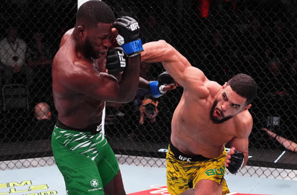 Pular para o conteúdo principal UFC NOTÍCIAS Main navigation Eventos Próximos Passados Ingressos Rankings Atletas Todos os atletas Livro de Recordes NOTÍCIAS UFC UFC FANTASY Conecte-se Newsletter EA Sports UFC 5 ONDE ASSISTIR UFC Fight Pass LOJA Conduct a search When autocomplete results are available, use up and down arrows to review and enter to select. Clear Submit AnteriorPróximo Resultados Gabriel Bonfim nocauteia Randy Brown na luta principal do UFC Vegas 111 Raoni Barcelos, Jacqueline Cavalcanti e Denise Gomes foram os outros brasileiros que saíram vitoriosos no card deste sábado (8), em Las Vegas Por Equipe UFC • 09.11.25 Em sua primeira luta principal no Ultimate, o brasileiro Gabriel Bonfim conquistou um nocaute brutal sobre o jamaicano Randy Brown e consolidou sua ascensão na divisão dos meio-médios, anotando o quarto triunfo seguido no UFC Vegas 111, realizado neste sábado (8), no UFC Apex, em Las Vegas. Outros três brasileiros também se destacaram no card: o peso-galo Raoni Barcelos protagonizou um empolgante duelo diante do norte-americano Ricky Simon e conquistou o triunfo por decisão unânime. A peso-galo Jacqueline Cavalcanti defendeu sua invencibilidade na organização ao bater a ex-desafiante Mayra Sheetara, também por pontos. Ainda no card preliminar, a peso-palha Denise Gomes mostrou que pode alcançar voos ainda mais altos no Top 15 ao superar a norte-americana Tecia Pennington, por decisão unânime, e anotar o quarto resultado positivo consecutivo. Confira abaixo os resultados do card e reveja todas as lutas no UFC Fight Pass. Gabriel Bonfim venceu Randy Brown na luta principal do UFC Vegas 111. (Foto por Jeff Bottari/Zuffa LLC) Resultados | UFC Vegas 111: Bonfim x Brown Sábado, 8 de Novembro - UFC Apex, Las Vegas Card Principal Gabriel Bonfim venceu Randy Brown por nocaute a 1m40s do 2° round Joseph Morales venceu Matt Schnell por finalização (guilhotina) aos 2m54s do 1° round Uros Medic venceu Muslim Salikhov por nocaute técnico a 1m03s do 1° round Chris Padilla venceu Ismael Bonfim por nocaute técnico aos 4m30s do 2° round Christian Leroy Duncan venceu Marco Túlio por nocaute aos 3m20s do 2° round Card Preliminar Jamall Emmers venceu Hyder Amil por decisão unânime (30-27, 29-27, 30-27) Raoni Barcelos venceu Ricky Simon por decisão unânime (29-28, 29-28, 29-28) Jacqueline Cavalcanti venceu Mayra Sheetara por decisão unânime (30-27, 30-27, 29-28) Josh Hokit venceu Max Gimenis por nocaute técnico a 56s do 1° round Denise Gomes venceu Tecia Pennington por decisão unânime (30-27, 30-27, 30-27) Daniel Marcos venceu Miles Johns por finalização (mata-leão) aos 4m23s do 2° round Zach Reese venceu Jackson McVey por finalização (mata-leão) a 1m38s do 2° round Gabriel Bonfim nocauteia Randy Brown no 2° round Gabriel Bonfim venceu Randy Brown na luta principal do UFC Vegas 111. (Foto por Jeff Bottari/Zuffa LLC) Em sua primeira luta principal no Ultimate, o brasileiro Gabriel "Marretinha" Bonfim entregou um impressionante cartão de visitas ao nocautear o jamaicano Randy Brown, ainda no 1° round, fechando o card do UFC Vegas 111. Diante de um rival com maior envergadura, Bonfim adotou a estratégia de usar bastante os chutes baixos, para minar a movimentação do jamaicano, e mostrar precisão nos golpes de encontro. Após uma primeira parcial com sucesso em sua tática, "Marretinha" acertou uma joelhada certeira de rara felicidade em uma tentativa de aproximação do seu rival e levou Brown à knockdown. Com Randy no solo, Bonfim precisou de mais um ou dois socos para obrigar o árbitro a interromper o duelo e anotar a quarta vitória consecutiva de Gabriel na organização. Atual 14° colocado no ranking dos meio-médios, o brasileiro segue com sua ascensão impressionante na organização e começa a sonhar com uma vaga no Top 10 até 77 Kg. O brasileiro Gabriel Bonfim fala no Octógono após a vitória por nocaute sobre Randy Brown na luta principal do UFC Vegas 111! Joseph Morales finaliza Matt Schnell no 1° round Joseph Morales venceu Matt Schnell no card principal do UFC Vegas 111. (Foto por Jeff Bottari/Zuffa LLC) O peso-mosca Joseph Morales deu início a sua segunda passagem na organização disposto a mostrar que pode alcançar a elite da divisão peso-mosca. No card principal do UFC Vegas 111, o campeão do The Ultimate Fighter 33 não tomou conhecimento do norte-americano Matt Schnell e finalizou o seu rival de forma rápida em pouco mais de dois minutos. Conhecido pelo seu jiu-jítsu de alto nível, Morales rapidamente derrubou seu rival e tentou encaixar uma kimura. Após Schnell defender a primeira tentativa, Joseph foi para a guilhotina e acertou de forma rápida a posição, obrigando o veterano a dar os três tapinhas. Aos 31 anos, Morales anota a sua oitava vitória por finalização e eleva o seu cartel para 14-2, mostrando que possui condições de disputar posição com os principais nomes da divisão até 57 Kg. Uros Medic nocauteia Muslim Salikhov no 1° round Uros Medic venceu Muslim Salikhov no card principal do UFC Vegas 111. (Foto por Jeff Bottari/Zuffa LLC) O sérvio Uros Medic precisou de pouco mais de um minuto para nocautear o russo Muslim Salikhov e anotar sua segunda vitória consecutiva na divisão dos meio-médios. Ainda no início do confronto, Medic conectou um direto de encontro que explodiu no rosto de Salikhov e levou o russo à knockdown. Na sequência o sérvio seguiu golpeando o seu oponente, até o árbitro interromper e dar números finais ao duelo. Conhecido pelo seu poder de nocaute, Medic é terceiro atleta em atividade com mais triunfos por este método (6) desde 2021, perdendo apenas para Alex Poatan e Steve Garcia. Em nove lutas na organização, o lutador sérvio ostenta o retrospecto de 6-3, consolidando-se como um dos nomes em ascensão na divisão até 77 Kg. Chris Padilla nocauteia Ismael Bonfim no 2° round Chris Padilla venceu Ismael Bonfim no card principal do UFC Vegas 111. (Foto por Jeff Bottari/Zuffa LLC) O norte-americano Chris Padilla segue com sua impressionante ascensão na organização ao nocautear o brasileiro Ismael Bonfim no card principal do UFC Vegas 111. Após mostrar os cotovelos na pesagem oficial, numa amostra do que viria neste sábado (8), "Taco" mostrou o poder dessa sua arma no Octógono. O norte-americano castigou Bonfim com golpes na curta distância, alternando ataques na linha de cintura e no rosto de "Marreta". No 2° round, Padilla conectou uma cotovelada certeira de encontro que derrubou Bonfim. O brasileiro foi ao solo e não conseguiu se defender da chuva de socos e cotoveladas recebidas na sequência e forçou o árbitro a interromper o confronto, aumentando seu retrospecto na organização para 4-0. Christian Leroy Duncan nocauteia Marco Túlio no 2° round Christian Leroy Duncan venceu Marco Tulio no card principal do UFC Vegas 111. (Foto por Jeff Bottari/Zuffa LLC) O inglês Christian Leroy Duncan fechou 2025 com 100% de aproveitamento ao anotar sua terceira vitória consecutiva com um nocaute brutal sobre o brasileiro Marco Túlio, na abertura do card principal do UFC Vegas 111. Mostrando mais velocidade e potência nos golpes desde os primeiros segundos de luta, o "CLD" deixou seu rival desconfortável na trocação e obrigou Marco a buscar as quedas e a luta agarrada na primeira parcial. No round seguinte, o inglês voltou mais esperto nas defesas e rapidamente conectou um soco giratório que explodiu em cheio no rosto de Matuto e o fez balançar. Duncan capitalizou o momento, foi para a blitz e emendou mais alguns socos até Marco Tulio cair apagado e o árbitro interromper o combate. Com cinco triunfos em suas últimas seis lutas, Christian se prontifica a uma possível vaga no Top 15 do peso-médio na próxima atualização do ranking. Jamall Emmers vence Hyder Amil por decisão unânime Jamall Emmers venceu Hyder Amil no card preliminar do UFC Vegas 111. (Foto por Jeff Bottari/Zuffa LLC) O peso-pena Jamall Emmers anotou sua segunda vitória consecutiva na organização ao superar Hyder Amil, por decisão unânime, no encerramento do card preliminar do UFC Vegas 111. Disposto a não sofrer sustos, Emmers investiu nas quedas e no controle posicional para anular qualquer investida do seu rival. No solo, Jamall se mostrou rápido nas transições, chegando a encaixar algumas finalizações, que por pouco não encerraram o confronto. Ao fim dos 15 minutos, as papeletas foram abertas e os três juízes laterais marcaram o triunfo de Jamall, de forma unânime, elevando o cartel do norte-americano para 22-8. Raoni Barcelos vence Ricky Simon por decisão unânime Raoni Barcelos venceu Ricky Simon no card preliminar do UFC Vegas 111. (Foto por Jeff Bottari/Zuffa LLC) O brasileiro Raoni Barcelos segue vivendo um grande momento na organização. No card preliminar do UFC Vegas 111, o peso-galo superou o norte-americano Ricky Simon, por decisão unânime, em um confronto que empolgou o público no UFC Apex. Em um duelo altamente equilibrado, os dois atletas trocaram golpes de forma franca por boa parte dos 15 minutos. Com 69 ataques significativos conectados e 1 queda conquistada, Raoni mostrou que, mesmo aos 38 anos de idade, ainda pode disputar com os principais nomes da divisão até 61 Kg. O lutador carioca anota o seu quarto triunfo consecutivo no Octógono, terceira maior marca ativa da categoria, e segue sem saber o que é derrota desde agosto de 2023. Mostrando evolução em seus talentos e um bom preparo físico, Raoni prova que ainda está longe de pensar em aposentadoria e termina 2025 como um dos nomes mais quentes da divisão peso-galo. O brasileiro Raoni Barcelos fala no Octógono após a vitória por decisão unânime sobre Ricky Simon no UFC Vegas 111! Jacqueline Cavalcanti vence Mayra Sheetara por decisão unânime Jacqueline Cavalcanti venceu Mayra Sheetara no card preliminar do UFC Vegas 111. (Foto por Jeff Bottari/Zuffa LLC) Dando continuidade ao card preliminar do UFC Vegas 111, a luso-brasileira Jacqueline Cavalcanti venceu a ex-desafiante Mayra Sheetara em duelo pela divisão peso-galo. O duelo transcorreu todo na trocação com Cavalcanti trabalhando da média para longa distância, conectando chutes e socos para evitar a aproximação de Mayra, que é especialista na luta agarrada. Com mais de 80 golpes significativos, Jacqueline dominou o confronto sem sustos e saiu vitoriosa na decisão unânime dos juízes, com um duplo 30-27 e um 29-28. Com o triunfo, a luso-brasileira alcança a segunda maior sequência ativa de triunfos do peso-galo (4) e se consolida como um dos principais nomes em ascensão na divisão, ainda invicta desde sua estreia no Octógono, em setembro de 2023. A luso-brasileira Jacqueline Cavalcanti conversa com a repórter Mayara Munhos nos bastidores do UFC Vegas 111 após a vitória sobre a compatriota Mayra Bueno Silva. Josh Hokit nocauteia Max Gimenis no 1° round Josh Hokit venceu Max Gimenis no card preliminar do UFC Vegas 111. (Foto por Jeff Bottari/Zuffa LLC) O peso-pesado Josh Hokit estreou de forma impressionante no Octógono ao nocautear o brasileiro Max Gimenis, em apenas 56 segundos, no card preliminar do UFC Vegas 111. Após o soar do gongo, Hokit não quis tocar luvas com o brasileiro e rapidamente partiu para cima de Max tentando conectar cruzados e diretos. Com pouco menos de um minuto, o norte-americano acertou um golpe de direita certeiro que balançou o brasileiro. Josh aproveitou o momento para emendar nova sequência de ataques no seu rival, obrigando o árbitro a interromper o confronto. Com apenas 27 anos, Hokit se apresenta como um interessante nome a ser observado para o futuro da divisão dos pesados. Invicto no MMA com cartel 7-0, com todos os triunfos por via rápida, o norte-americano fez um desafio ao brasileiro Valter Walker ainda no Octógono, mostrando que já está de olho nos principais nomes da categoria. Denise Gomes vence Tecia Pennington por decisão unânime Denise Gomes venceu Tecia Pennington no card preliminar do UFC Vegas 111. (Foto por Jeff Bottari/Zuffa LLC) Primeira atleta brasileira a pisar no Octógono do UFC Apex na noite deste sábado (8), a peso-palha Denise Gomes venceu a norte-americana Tecia Pennington, por decisão unânime, com um triplo 30-27, no card preliminar do UFC Vegas 111. Adotando uma estratégia segura, a brasileira começou o confronto conectando socos e cotoveladas na sua rival e trocando de base a todo tempo para confundir Pennington. Nos 10 minutos finais, Denise manteve a tática, entretanto, conquistando quedas cruciais em momentos chaves dos rounds. Ao fim dos 15 minutos, o confronto foi decidido nas papeletas e os três juízes laterais anotaram o triunfo a favor da brasileira. Atual 15ª colocada no ranking do peso-palha, Gomes deve trocar de posição com sua adversária - que está duas colocações acima - na próxima atualização da classificação. A brasileira Denise Gomes conversa com a repórter Mayara Munhos nos bastidores do UFC Vegas 111 após a vitória sobre Tecia Pennington. Daniel Marcos finaliza Miles Johns no 2° round Daniel Marcos venceu Miles Johns no card preliminar do UFC Vegas 111. (Foto por Jeff Bottari/Zuffa LLC) O peruano Daniel Marcos retornou ao caminho das vitórias ao aplicar uma linda finalização sobre o norte-americano Miles Johns, no card preliminar do UFC Vegas 111, em duelo válido pela divisão peso-galo. Desde os primeiros segundos de luta, o confronto de estilos no Octógono ficou nítido: Marcos buscava encurtar a distância e usar a luta agarrada, enquanto Johns queria usar o seu forte poder de nocaute, que já lhe rendeu duas vitórias na organização. E o peruano levou a melhor o duelo ao derrubar o norte-americano, fazer a transição para as costas e encaixar um mata-leão que apagou Johns. Em suas últimas quatro apresentações, Marcos conquistou três vitórias e começa a postular uma possível vaga no Top 15 até 61 Kg. Zach Reese finaliza Jackson McVey no 2° round Zach Reese venceu Jackson McVey no card preliminar do UFC Vegas 111. (Foto por Jeff Bottari/Zuffa LLC) Zach Reese abriu a noite de lutas no UFC Vegas 111 ao vencer Jackson McVey por finalização, com um mata-leão, no 2° round do confronto. McVey começou o confronto impondo pressão, travando o seu rival no clinch e conectando golpes certeiros na curta distância, um deles inclusive, abrindo um corte no supercílio de Zach. Encontrando dificuldades na trocação, Reese encontrou a estratégia ideal para virar o combate: usar as quedas. Logo no começo da segunda parcial, Zach derrubou McVey, fez a transição para as costas e encaixou um mata-leão, obrigando o seu rival a dar os três tapinhas. Foi o segundo triunfo do norte-americano em três lutas na temporada 2025, fechando o ano com moral na organização. Não perca o UFC Vegas 111: Bonfim x Brown, dia 8 de novembro, com transmissão ao vivo e exclusiva do UFC Fight Pass. O card preliminar começa às 18 horas e o card principal tem início às 21 horas (horários de Brasília). News and announcements View all Novembro 8, 2025 Cartões de Pontuação | UFC Vegas 111: Bonfim x Brown Novembro 8, 2025 Entrevista de Octógono com Gabriel Bonfim | UFC Vegas 111 Tags card completo resultados UFC Vegas 111 Gabriel Bonfim Randy Brown Up Next Cartões de Pontuação | UFC Vegas 111: Bonfim x Brown Confira como os juízes laterais pontuaram cada round do evento deste sábado (8), no UFC Apex, em Las Vegas. Welterweight Bout Bonfim vs Brown 08.11.25 / 21:00 -03 UFC APEX, Las Vegas United States Como Assistir Sua opinião é importante Atleta favorito? Sugestões? Comentários? Deixe-os aqui! Compartilhar Comentários Share page on your social feeds:FacebookTwitter Brasil ChinaEnglishFrançaJapãoKoreaLatin AmericaRússiaUSA Espanol Footer UFC Carreiras Loja Redes Sociais Facebook Instagram YouTube TikTok Twitter LinkedIn O UFC FAQ Fight Pass Dispositivos Imprensa Legal Termos Política de Privacidade Copy link✓Obrigado por compartilhar!Find any serviceAddToAnyMais… Back to top Ao clicar em "Aceitar todos os cookies", concorda com o armazenamento de cookies no seu dispositivo para melhorar a navegação no site, analisar a utilização do site e ajudar nas nossas iniciativas de marketing.Definições de cookies Rejeitar Todos Aceitar todos os cookiesSeu sinal de preferência de cancelamento é respeitadoCentro de preferências de privacidadeQuando visita um website, este pode armazenar ou recolher informações no seu navegador, principalmente na forma de cookies. Esta informação pode ser sobre si, as suas preferências ou o seu dispositivo e é utilizada principalmente para fazer o website funcionar conforme o esperado. A informação normalmente não o identifica diretamente, mas pode dar-lhe uma experiência web mais personalizada. Uma vez que respeitamos o seu direito à privacidade, pode optar por não permitir alguns tipos de cookies. Clique nos cabeçalhos das diferentes categorias para saber mais e alterar as nossas configurações predefinidas. No entanto, o bloqueio de alguns tipos de cookies pode afetar a sua experiência no website e os serviços que podemos oferecer. Mais informaçãoPermitir todosGerir preferências de cookiesCookies estritamente necessáriosSempre ativosEstes cookies são necessários para que o website funcione e não podem ser desligados nos nossos sistemas. Normalmente, eles só são configurados em resposta a ações levadas a cabo por si e que correspondem a uma solicitação de serviços, tais como definir as suas preferências de privacidade, iniciar sessão ou preencher formulários. Pode configurar o seu navegador para bloquear ou alertá-lo(a) sobre esses cookies, mas algumas partes do website não funcionarão. Estes cookies não armazenam qualquer informação pessoal identificável.Cookies de terceirosCookies de desempenho Cookies de desempenho Estes cookies permitem-nos contar visitas e fontes de tráfego, para que possamos medir e melhorar o desempenho do nosso website. Eles ajudam-nos a saber quais são as páginas mais e menos populares e a ver como os visitantes se movimentam pelo website. Todas as informações recolhidas por estes cookies são agregadas e, por conseguinte, anónimas. Se não permitir estes cookies, não saberemos quando visitou o nosso site.Cookies de terceirosCookies de funcionalidade Cookies de funcionalidade Estes cookies permitem que o site forneça uma funcionalidade e personalização melhoradas. Podem ser estabelecidos por nós ou por fornecedores externos cujos serviços adicionámos às nossas páginas. Se não permitir estes cookies algumas destas funcionalidades, ou mesmo todas, podem não atuar corretamente.Cookies de terceirosCookies de publicidade Cookies de publicidade Estes cookies podem ser estabelecidos através do nosso site pelos nossos parceiros de publicidade. Podem ser usados por essas empresas para construir um perfil sobre os seus interesses e mostrar-lhe anúncios relevantes em outros websites. Eles não armazenam diretamente informações pessoais, mas são baseados na identificação exclusiva do seu navegador e dispositivo de internet. Se não permitir estes cookies, terá menos publicidade direcionada.Cookies de terceirosCookies das redes sociais Cookies das redes sociais Estes cookies são estabelecidos por uma série de serviços das redes sociais que adicionamos ao website para permitir que possa partilhar o nosso conteúdo com os seus amigos e conhecidos. Eles são capazes de rastrear a sua navegação por outros websites e criar um perfil sobre os seus interesses. Isso pode afetar o conteúdo e as mensagens que vê noutros websites que visita. Se não permitir estes cookies, talvez não consiga usar ou ver essas ferramentas de partilha.Cookies de terceirosBack ButtonLista de cookies Search IconFilter IconClear checkbox label labelApply CancelConsent Leg.Interest checkbox label label checkbox label label checkbox label labelRejeitar todos Confirmar as minhas escolhas Gabriel Bonfim venceu Randy Brown na luta principal do UFC Vegas 111. (Foto por Jeff Bottari/Zuffa LLC)