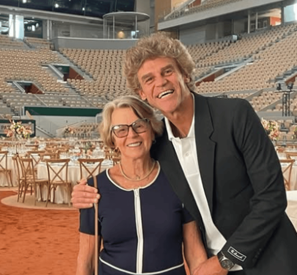Guga Kuerten com a mãe, Alice, em Roland Garros em 2025 (Reprodução)