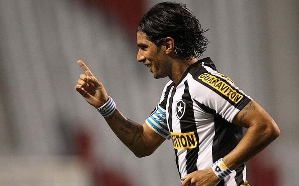 Botafogo 4 x 0 Vasco no Brasileirão 2011; brilho de Loco Abreu no Nilton Santos