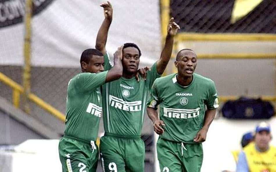 Hoje no Corinthians, o atacante Vagner Love já fez chover na Vila Belmiro pelo Palmeiras. Em 2004, pelo Brasileirão, o Verdão goleou o Santos por 4 a 0, com dois gols do então prata da casa alviverde.