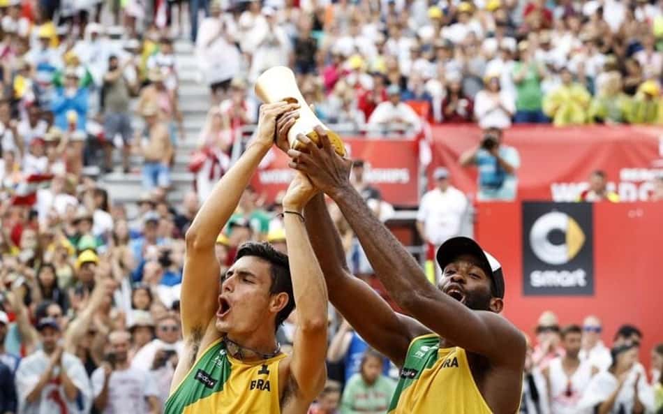 André (esq) e Evandro levantam troféu do título mundial de 2017