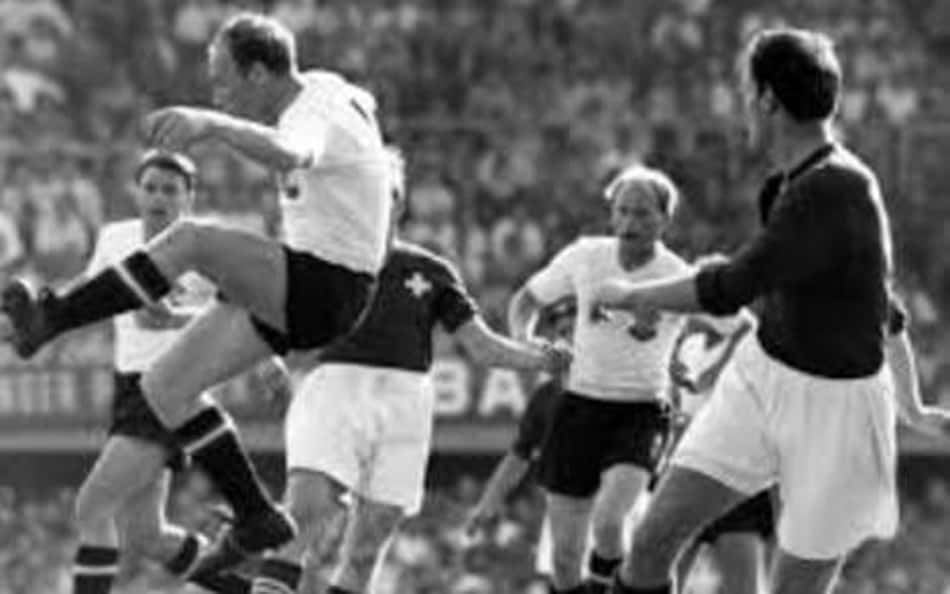 Áustria 7 x 5 Suíça - Copa do Mundo de 1954 - Com 12 gols, este é o jogo em que a rede balançou mais vezes na história das Copas, em duelo válido pelas quartas de final do Mundial na Suíça