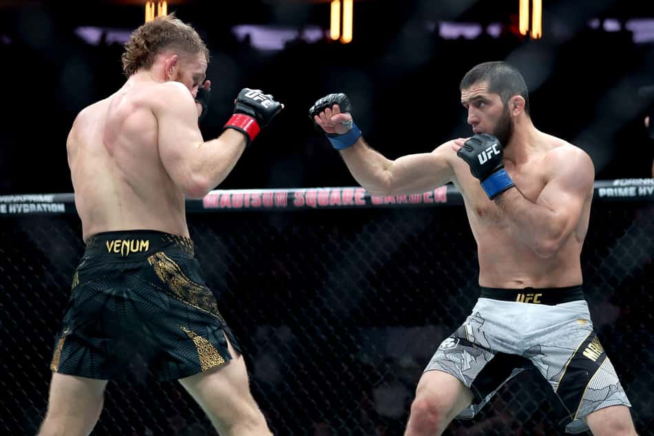 Islam Makhachev vence Jack Della Maddalena no UFC 322 (Foto: Ishika Samant/Getty Images/AFP)