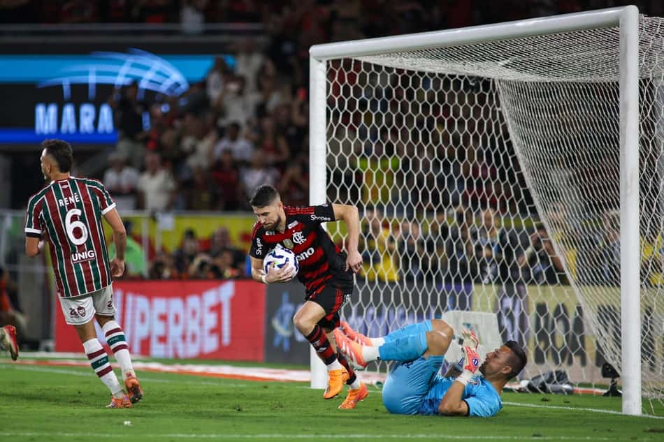 Jorginho descontou para o Flamengo diante do Fluminense após pênalti revisado pelo VAR (Foto: Mauro Silva/Prime Fotografias/MyPhoto Press/Gazeta Press)
