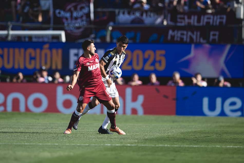 Junior Alonso disputa bola na final da Sul-Americana (Foto: Pedro Souza / Atlético-MG)