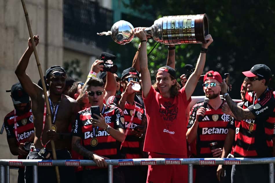 Filipe Luís ergue troféu da Libertadores no trio do Tetra