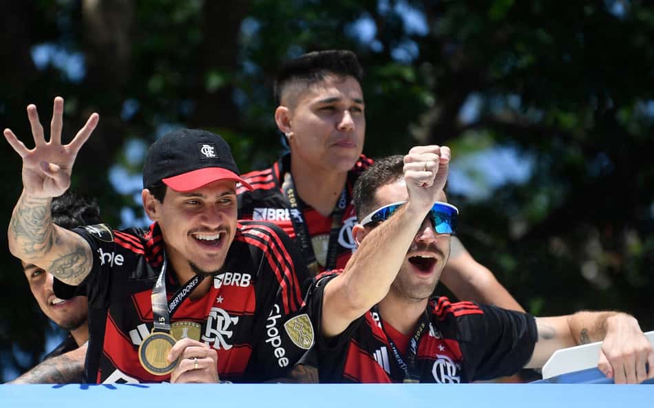 Jogador do Flamengo aparece nu em vídeo de comemoração do título; veja