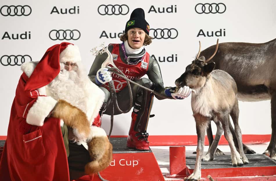 Lucas Pinheiro Braathen com Papai Noel após vencer etapa de Copa do Mundo de esqui alpino (Foto: Roni Rekomaa / Lehtikuva / AFP)