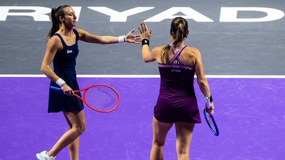 Luisa Stefani (e) e Tiema Babos avançam às semifinais na Arábia Saudita (Foto:Jimmie 48 Photography/WTA)