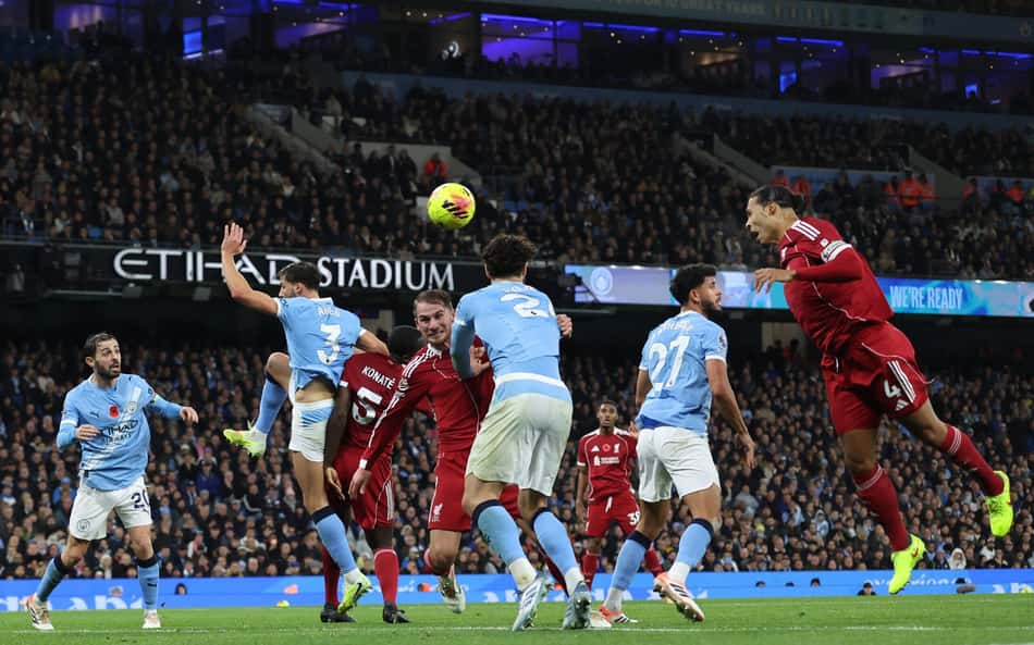 Virgil van Dijk teve gol anulado no duelo contra o Manchester City, pela Premier League (Foto: Darren Staples / AFP)