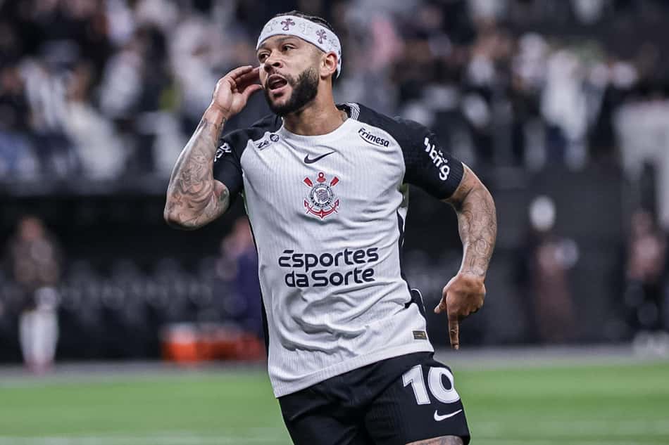 Memphis Depay comemora seu gol no jogo do Corinthians contra o São Paulo (Foto: Everton Okubo/Agência F8/Gazeta Press)