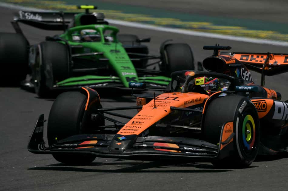 Gabriel Bortoleto e Oscar Piastri no treino livre do GP do Brasil na F1 2025 (Foto: Nelson ALMEIDA / AFP)