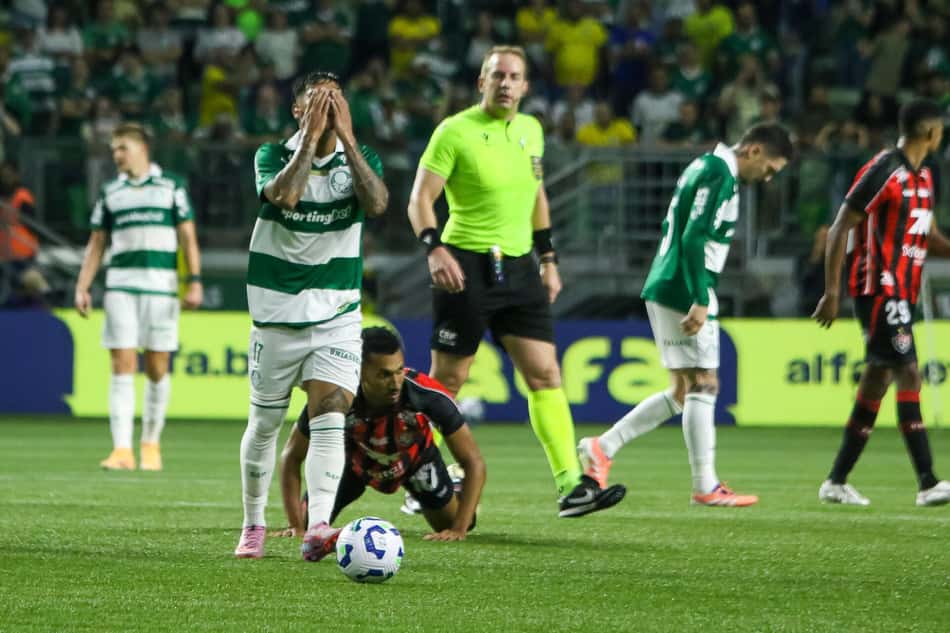 Facundo Torres lamenta em jogo do Palmeiras (Foto: Vinicius Nunes/Agência F8/Gazeta Press)