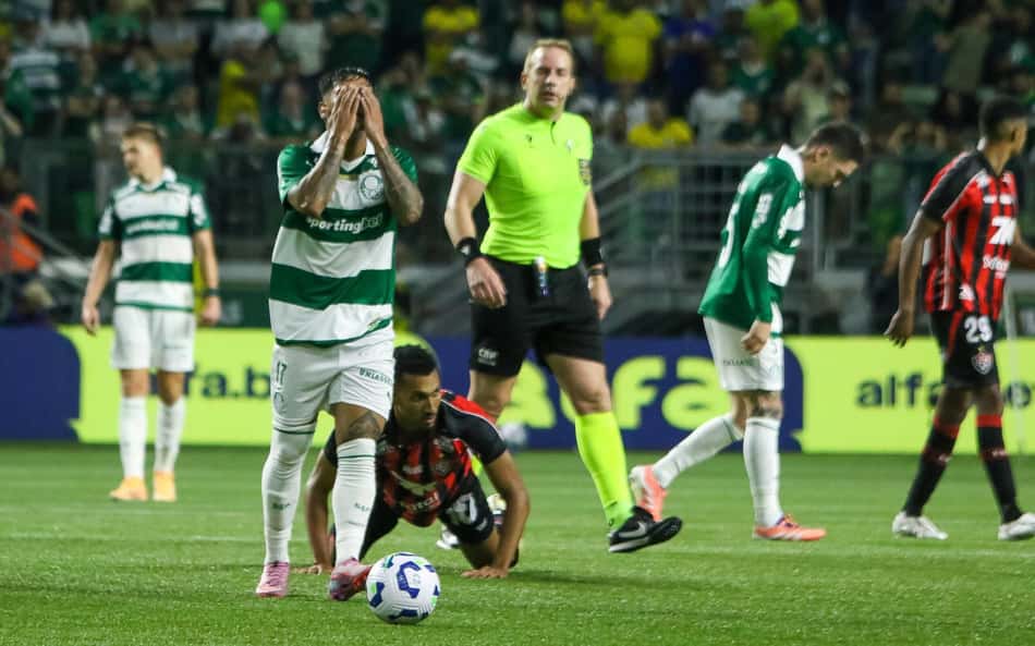 Gol perdido por jogador do Palmeiras enlouquece torcedores: 'Inacreditável'