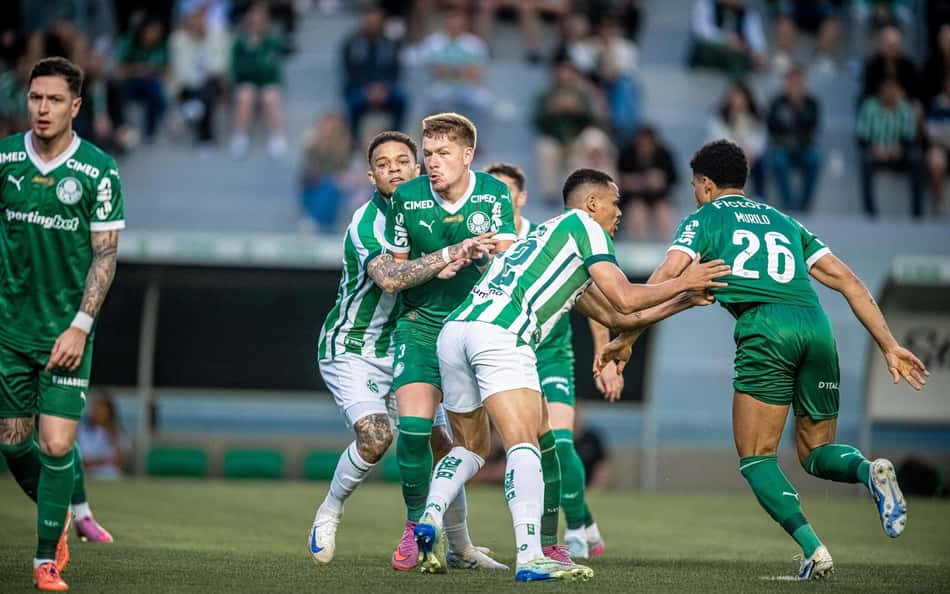 Torcida do Palmeiras se rende a jogador contra o Juventude: 'Maior da história'