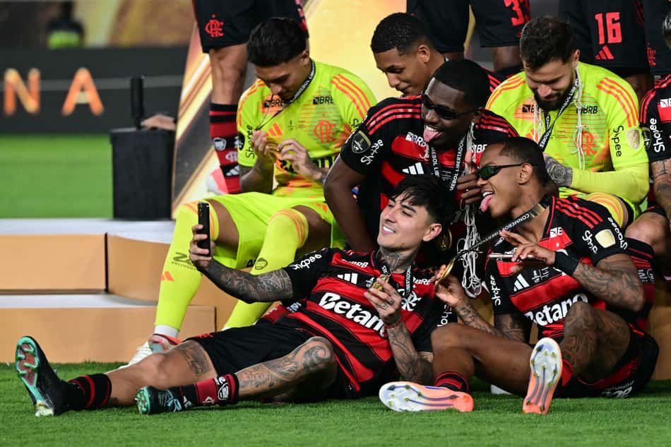 Erick Pulgar, do Flamengo, registra selfie após a vitória na Libertadores contra o Palmeiras (Foto: Ernesto Benavides/AFP)