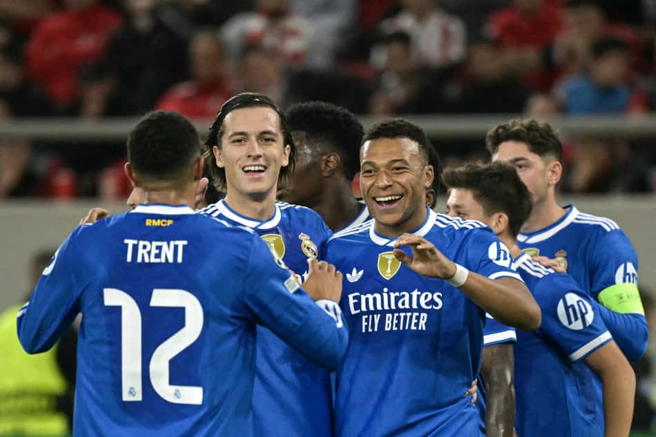 Time do Real Madrid comemora gol de Mbappé diante do Olympiacos (Foto: Angelos Tzortzinis / AFP)
