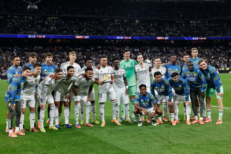 Seleção/Ancelotti: Kylian Mbappé exibe sua Chuteira de Ouro ao lado dos companheiros antes do jogo entre Real Madrid e Valencia (Foto: Oscar Del Pozo/AFP)