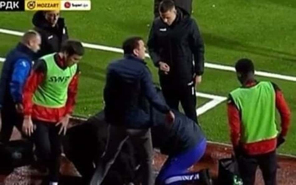 Jogadores passam mal após técnico sofrer infarto e morrer durante partida; veja vídeo