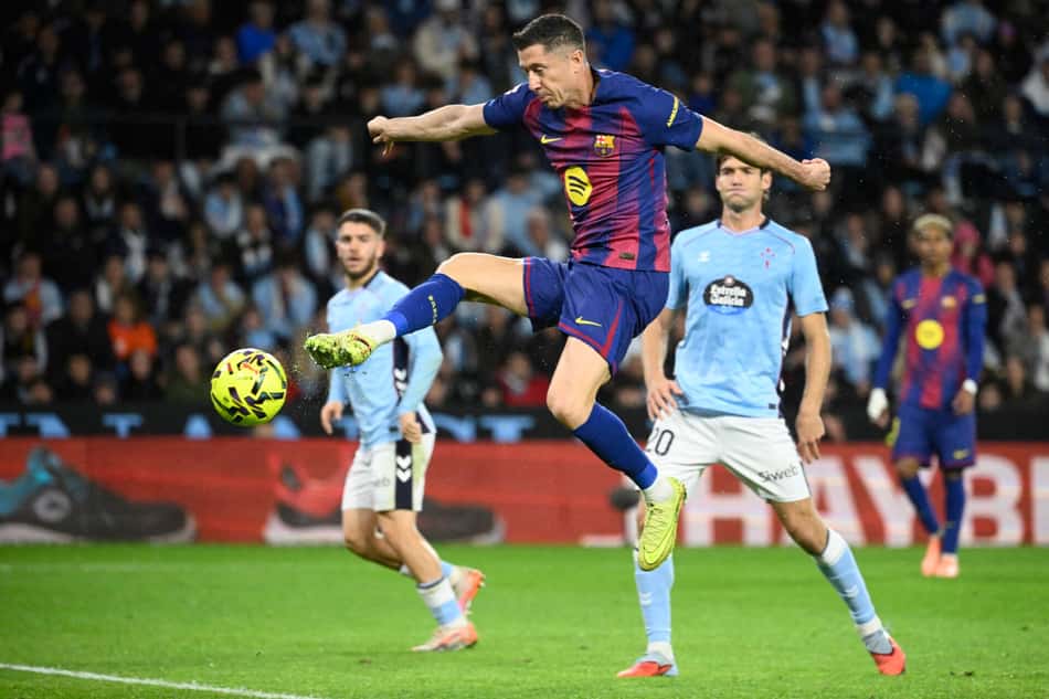 Por La Liga, Robert Lewandowski marcou três vezes na vitória do Barcelona sobre o Celta de Vigo, por 4 a 2 (Foto: Miguel RIOPA / AFP)