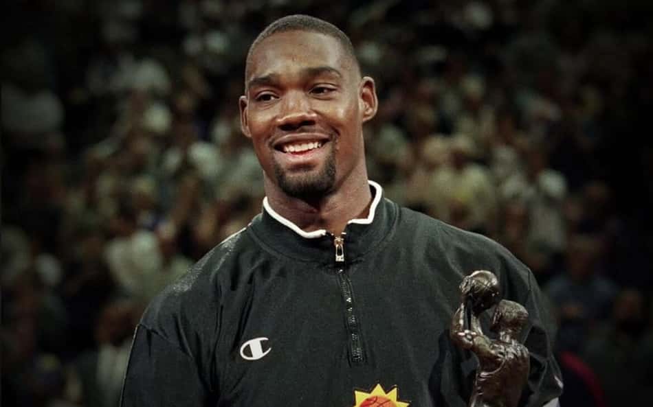 Rodney Rogers recebe prêmio de Sexto Melhor Homem da NBA (Foto: Reprodução Instagram @nbahistory)