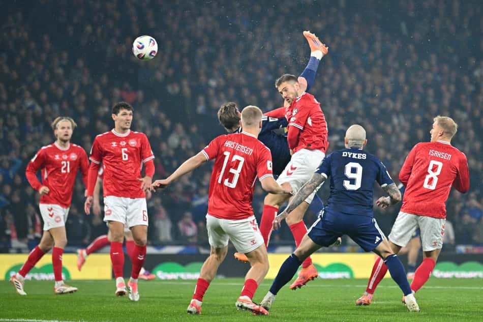 Scott McTominay marcou golaço de bicicleta no duelo entre Escócia e Dinamarca (Foto: ANDY BUCHANAN / AFP)