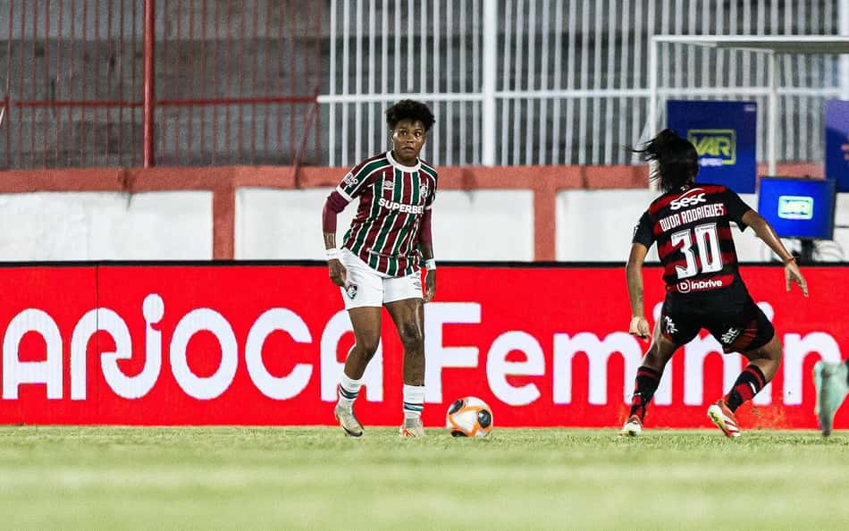 Lateral do Fluminense discorda de críticas ao campo: 'É desculpa'