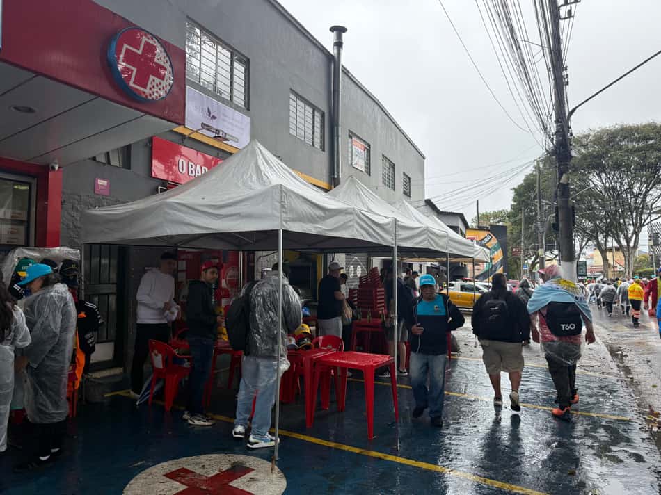 Torcedores se abrigam em estabelecimentos antes do GP do Brasil (Foto: Beatriz Pinheiro/ Lance!)
