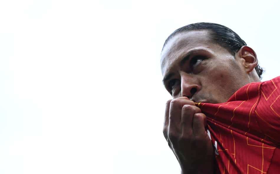 Van Dijk confronta Rooney em entrevista constrangedora; veja