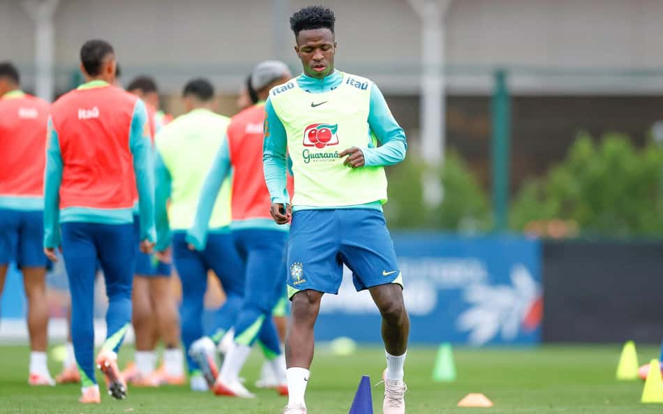 Vini Jr, atacante da Seleção Brasileira, durante treino em Londres