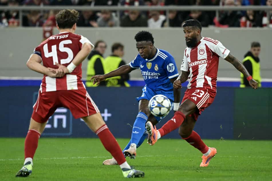 Vinicius Jr marcado por Rodinei em Olympiacos x Real Madrid (Foto: Angelos Tzortzinis / AFP)