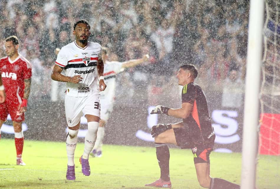 Sabino, São Paulo, sai para comemorar gol