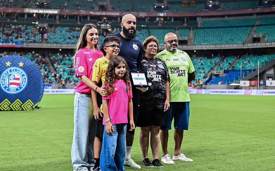 Danilo Fernandes é homenageado pela família em sua despedida da Fonte Nova (Foto: Rafael Falcao/Pera Photo Press)
