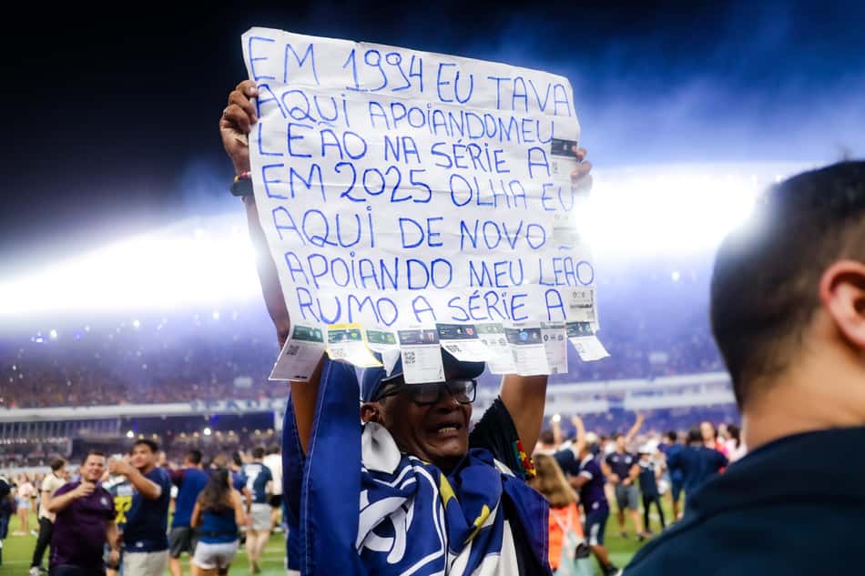 Torcedor do Remo exibe toda a sua fé depois do acesso no Mangueirão (Foto: Fernando Torres/AGIF/GazetaPress)