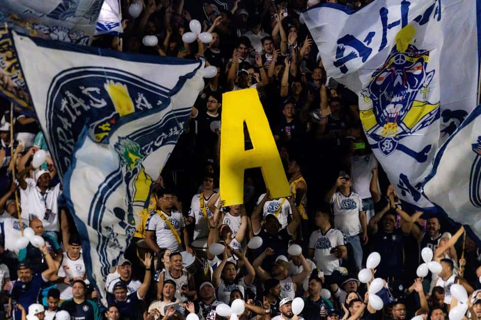 Torcida do Remo comemora acesso à Série A (Foto: Fernando Torres/AGIF/Gazeta Press)