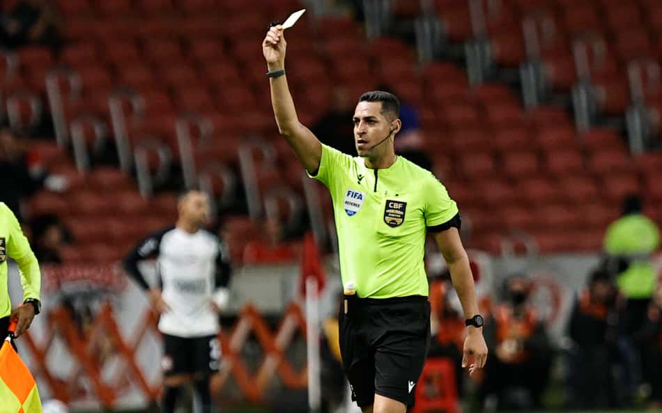 Árbitro apitou empate polêmico entre Corinthians e Internacional (Foto: Roberto Vinícius/Agafoto/Gazeta Press)