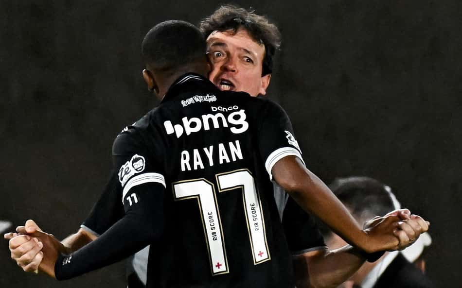 Fernando Diniz comemora gol com Rayan durante o clássico entre Vasco x Fluminense (Foto: André Fabiano/Código 19/Gazeta Press)