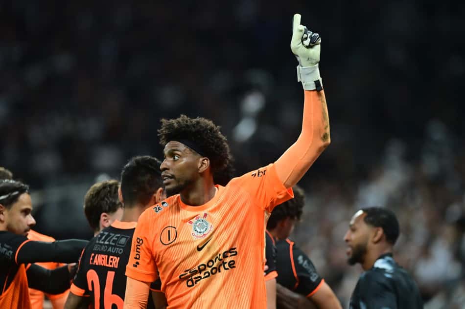 Hugo Souza pegou dois pênaltis contra o Cruzeiro (Foto: Eduardo Carmim/Photo Premium/Gazeta Press)