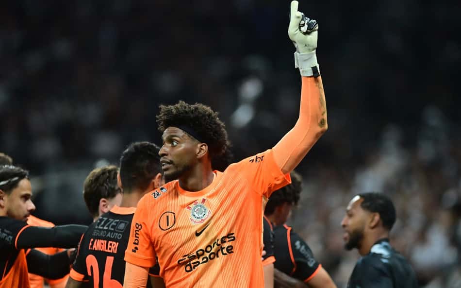 Hugo Souza pegou dois pênaltis contra o Cruzeiro (Foto: Eduardo Carmim/Photo Premium/Gazeta Press)