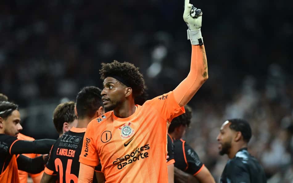 Hugo Souza pegou dois pênaltis contra o Cruzeiro (Foto: Eduardo Carmim/Photo Premium/Gazeta Press)