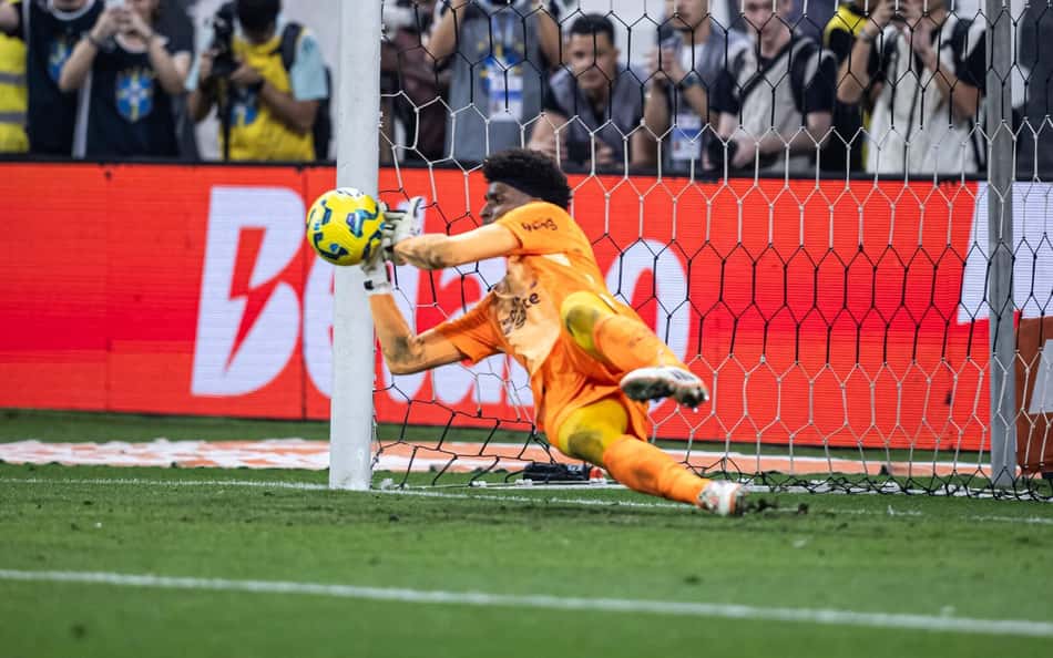 Hugo Souza defendeu a cobrança de Gabigol (Foto: Jhony Inacio/Agencia Enquadrar/Gazeta Press)