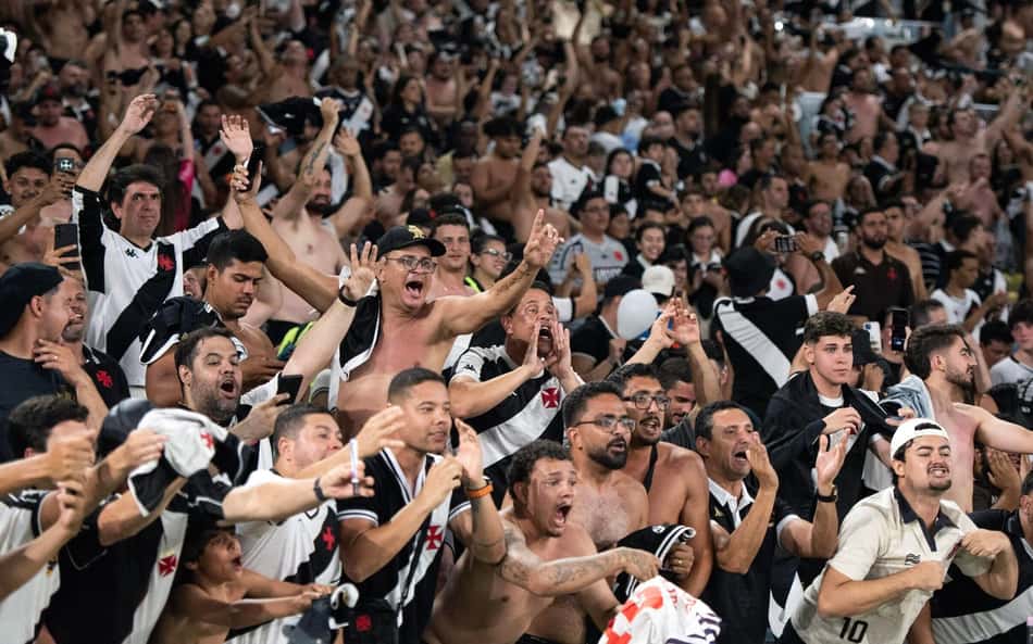 Torcida do Vasco comemora classificação contra o Fluminense (Foto: Delmiro Junior/Photo Premium/Gazeta Press)