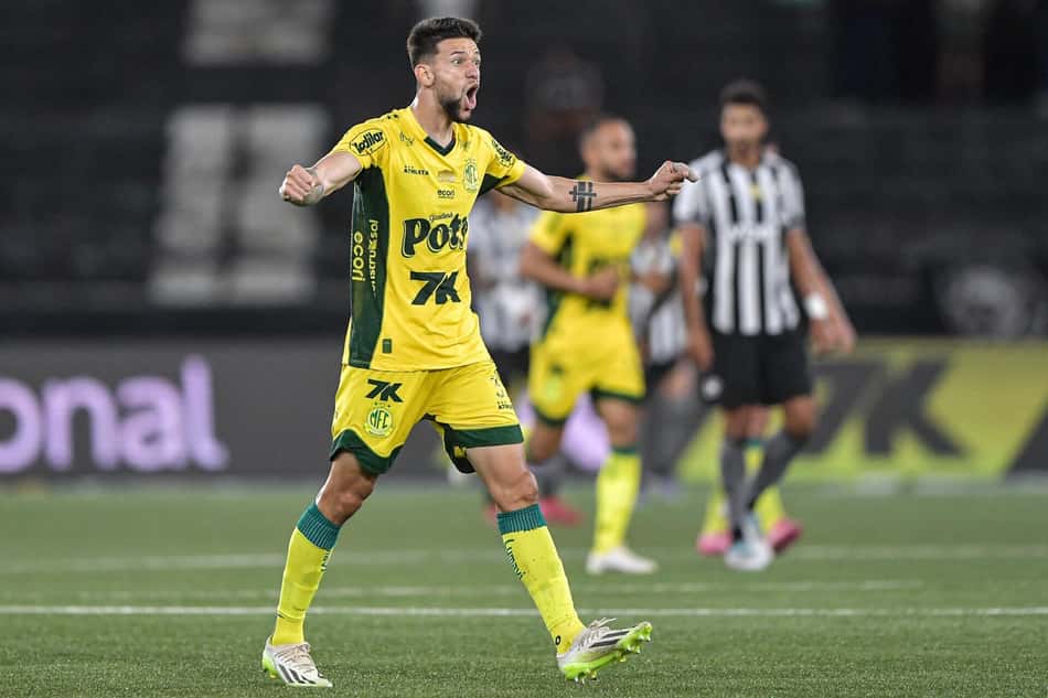 Jemmes, reforço do Fluminense, em ação pelo Mirassol contra o Botafogo (Foto: Thiago Ribeiro/Agif/Gazeta Press)