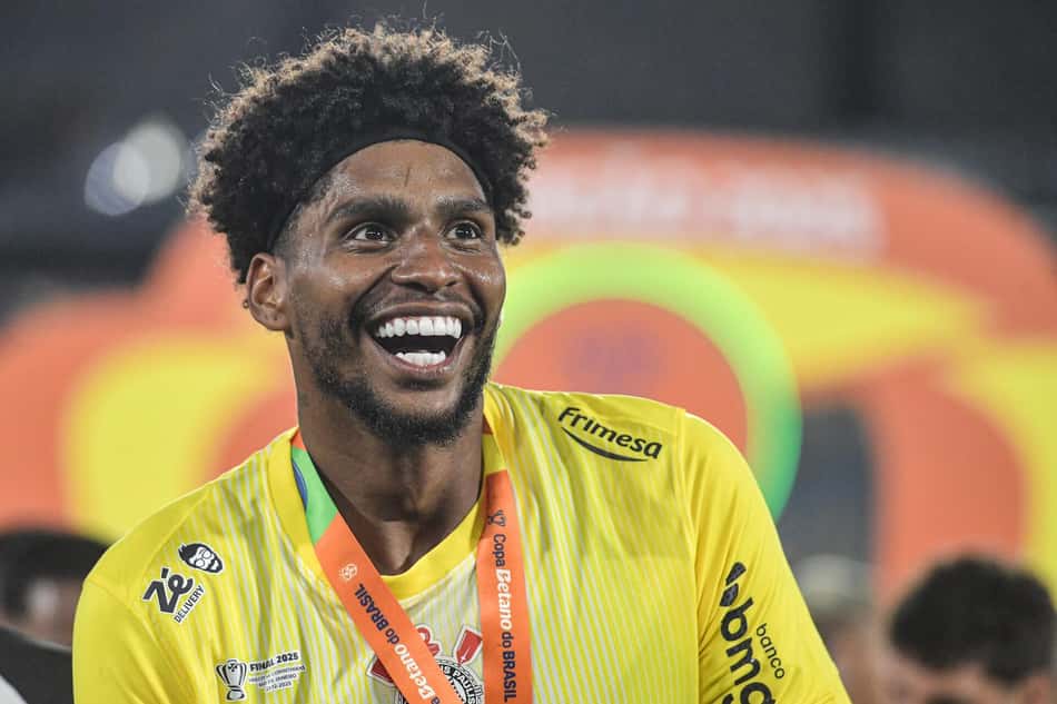 Hugo Souza terminou o ano em alta pelo Corinthians (Foto: Thiago Ribeiro/Agif/Gazeta Press)