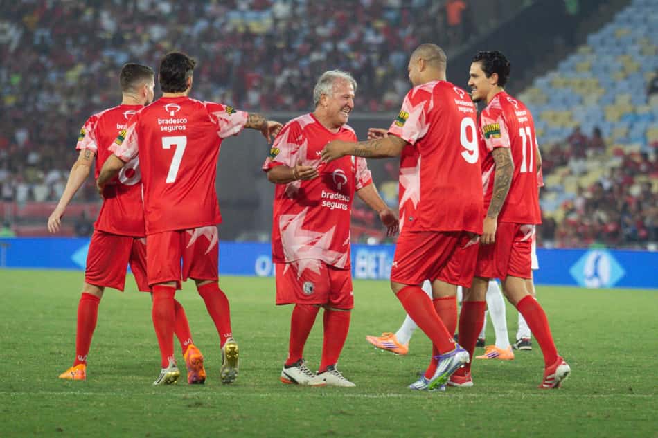 Zico com Jorginho, Arrascaeta, Adriano e Pedro no Jogo das Estrelas(Foto: MaurÃ­cio Pingo/Photo Premium/Gazeta Press) 
