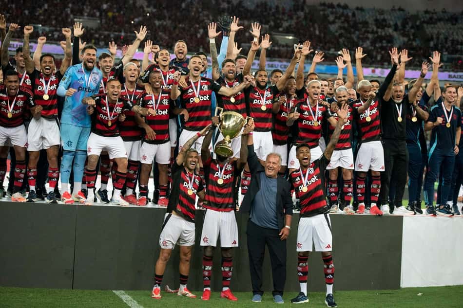 Flamengo levanta a taça do Campeonato Carioca (Foto: Delmiro Junior/Photo Premium/Gazeta Press)