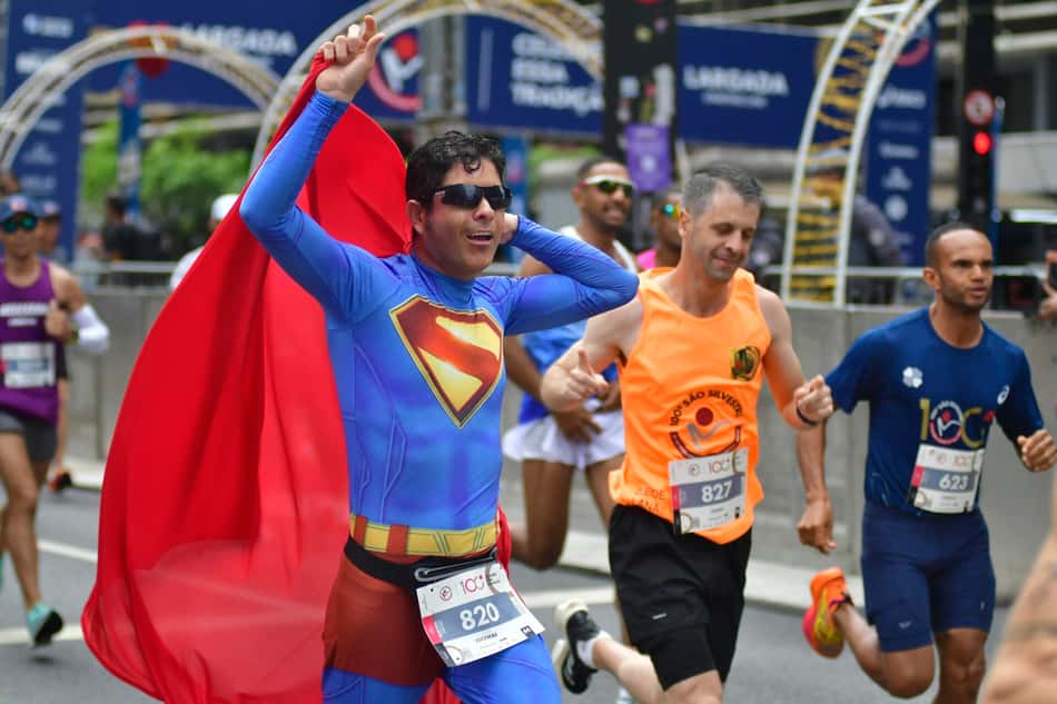 Competidor na São Silvestre fantasiado de Super-Homem (Foto: Eduardo Carmim/Photo Premium/Gazeta Press)