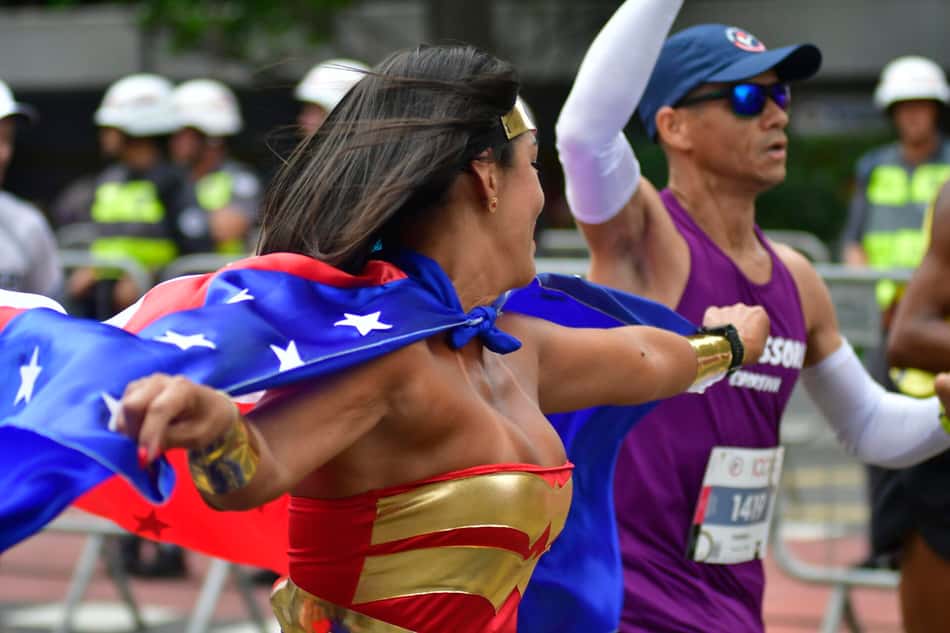 Competidora na São Silvestre fantasiada de Mulher-Maravilha (Foto: Eduardo Carmim/Photo Premium/Gazeta Press)
