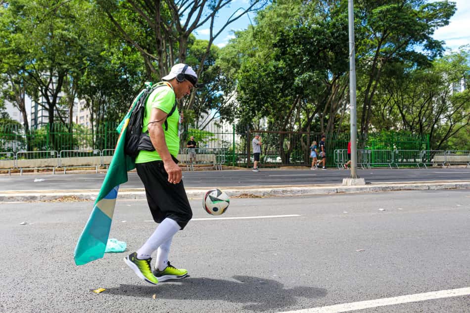 Competidor anda fazendo embaixadinhas (Foto: Felipe Marques/Zimel Press/Gazeta Press)